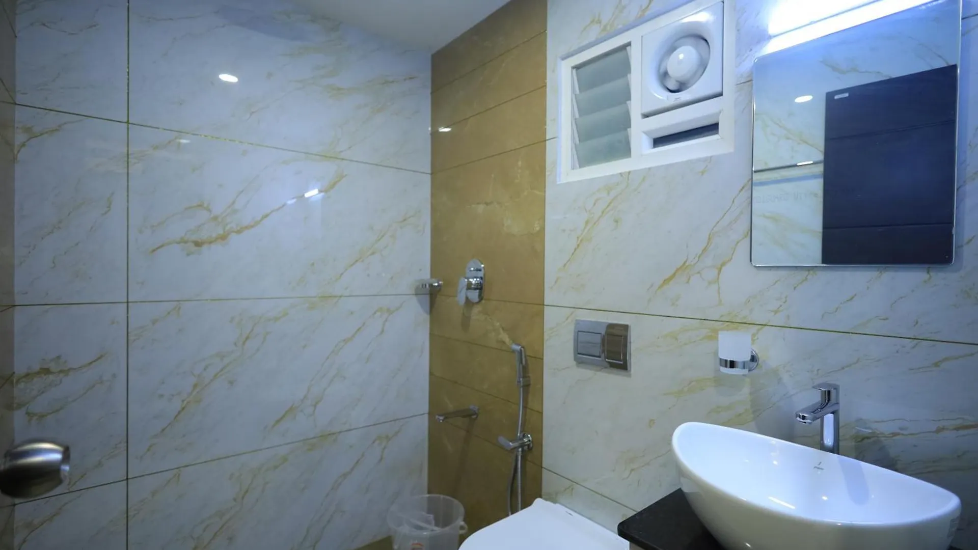 Kochi Arctic Business Hotel